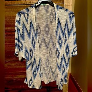 Short-sleeved cardigan. Blue & white.